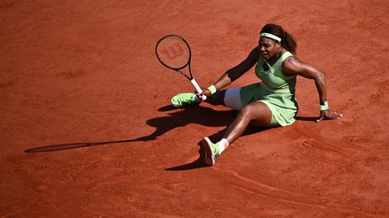 Serena Williams est tombée dès les huitièmes de finale de Roland-Garros, dimanche 6 juin 2021. (ANNE-CHRISTINE POUJOULAT / AFP)