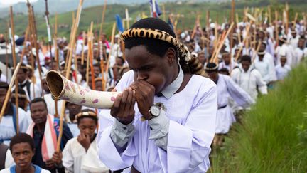 Des membres de l'Eglise Shembe, aussiconnue sous le nom d'Eglise baptiste de Nazareth, effectuent leur pèlerinage annuel près de Ndwedwe, en Afrique du Sud, le 6 janvier 2019. (ROGAN WARD / X02832)