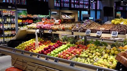 L'enseigne Intermarché a décidé de ne plus proposer à la vente des fraises ou des cerises importées en hiver pour privilégier les fruits de saison. (France 2)