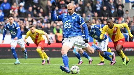 Ludovic Ajorque transforme son pénalty face à Lens, le 3 avril 2022 au Stade de la Meinau. (SEBASTIEN BOZON / AFP)