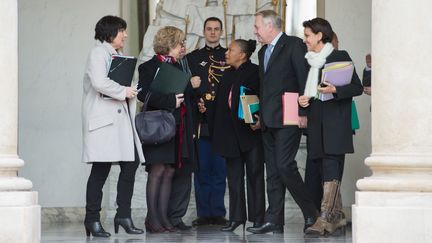 Les ministres&nbsp;Marie-Arlette Carlotti, Genevi&egrave;ve Fioraso, Christiane Taubira, et Najat Vallaud-Belkacem entourent le Premier ministre, Jean-Marc Ayrault, &agrave; l'Elys&eacute;e, le 5 f&eacute;vrier 2014. (LCHAM / SIPA)