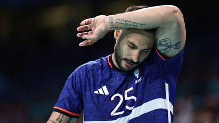 Hugo Descat lors du quart de finale des Jeux olympiques de Paris entre la France et l'Allemagne, le 7 août 2024 au stade Pierre-Mauroy de Villeneuve-d'Ascq. (SAMEER AL-DOUMY / AFP)