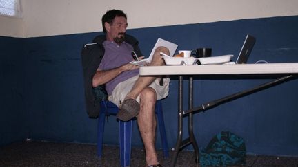 John McAfee, le 5 d&eacute;cembre 2012 dans les locaux de la police guat&eacute;malt&egrave;que, &agrave; Guatemala City. (AFP)