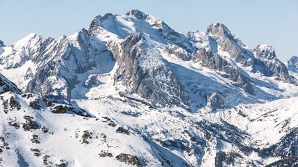 Le glacier de la Marmolada,&nbsp;dans les Alpes italiennes, en février 2019. (MORENO GEREMETTA / MAURITIUS IMAGES / AFP)