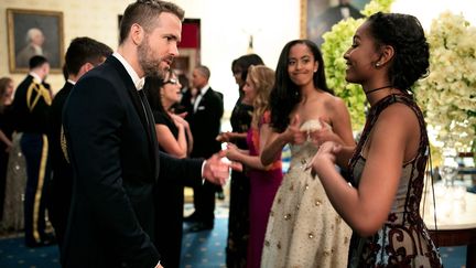 10 mars 2016. Dîner d'Etat pour Justin Trudeau. Malia encourage sa soeur, en pleine discussion avec l'acteur Ryan Reynolds.&nbsp; (PETE SOUZA / MAXPPP)