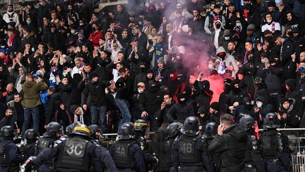 Des spectateurs allument des fumigènes dans les tribunes du stade Charléty, le vendredi 17 décembre 2021. (BERTRAND GUAY / AFP)