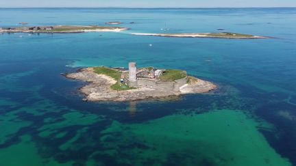 Dans le Finistère, l'archipel des Glénan est désert. Les responsables de la plus grande école de voile d'Europe espèrent la réouverture très prochaine de leur club. (France 3)