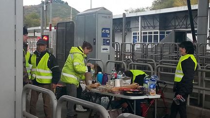 Des "gilets jaunes" au péage de Biriatou, dans les Pyrénées-Atlantiques, à la frontière franco-espagnole, le 1er décembre 2018. (VALÉRIE MENUT / FRANCE-BLEU PAYS BASQUE)