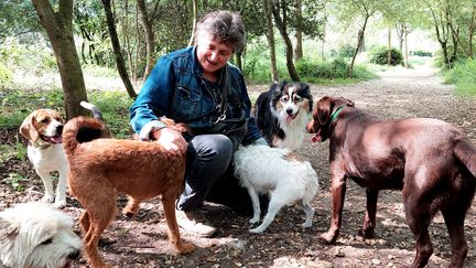 Véronique Maignial "pet-sitter", promeneuse de chiens à Paris (Benjamin Illy / Radio France)