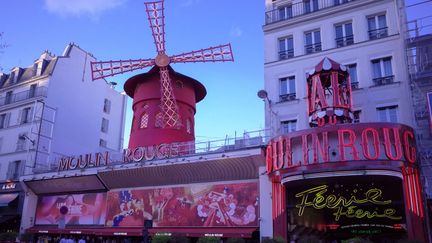 Le Moulin Rouge, à Paris, le 19 mars 2023. (FLORE GASTAL / HANS LUCAS / AFP)