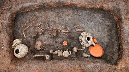 Sépulture d’un jeune enfant décédé à l’époque augusto-tibérienne, trouvée à Aulnat, près de Clermont-Ferrand  (© PHOTO DENIS GLIKSMAN / INRAP)