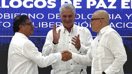 Le président colombien, Gustavo Petro (à gauche), serre la main du chef de la guerrilla ELN, Antonio Garcia, le 9 juin 2023 à La Havane (Cuba). (YAMIL LAGE / AFP)