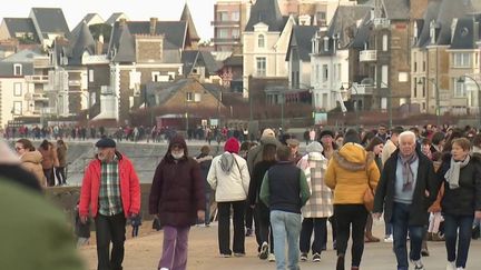 Malgré le contexte sanitaire, de nombreux Français sont partis en vacances pendant les fêtes de fin d’année, comme ici à Saint-Malo (Ille-et-Villaine). (CAPTURE ECRAN FRANCE 2)