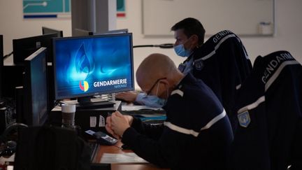 Des gendarmes du pôle judiciaire de la Gendarmerie nationale, à Cergy-Pontoise (Val-d'Oise), le 26 janvier 2021.&nbsp; (MARTIN BUREAU / AFP)