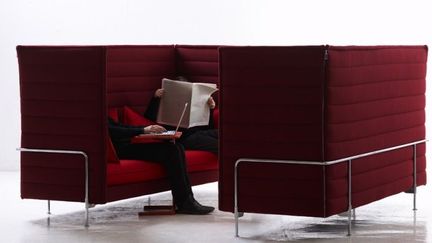 Le canapé &quot;Alcove Sofa highback&quot; a été crée par Ronan et Erwan Bouroullec en 2007. Il est aujourd&#039;hui fabriqué et distribué par l&#039;entreprise suisse Vitra.
 (Tahon &amp; Bouroullec)