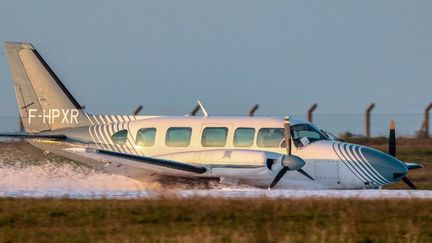 Le pilote d'un bimoteur s'est aperçu que les trains d'atterrissage refusaient de s'ouvrir, samedi 13 janvier. Il a dû effectuer un atterrissage d'urgence à l'aéroport de La Rochelle-Île de Ré (Charente-Maritime). Les deux hommes d'équipage sont indemnes. (FRANCEINFO)