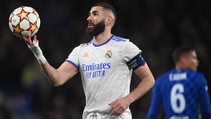 Karim Benzema a inscrit un triplé face à Chelsea en quart de finaler aller, mercredi 6 avril 2022. (NEIL HALL / EPA / MAXPPP)