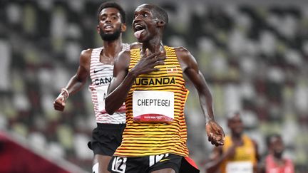 L'Ougandais Joshua Cheptegei, vainqueur du 5 000 mètres des Jeux olympiques de Tokyo, devant le Canadien Mohammed Ahmed.&nbsp; (JEWEL SAMAD / AFP)