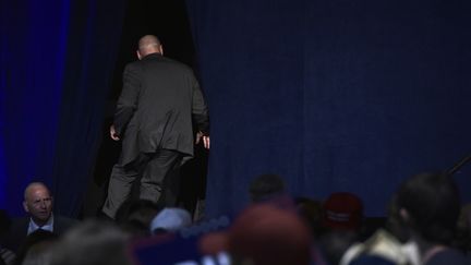 Les services de sécurité ont évacué Donald Trump de la scène lors d'un meeting à Reno (Nevada) le 5 novembre 2016. (MANDEL NGAN / AFP)