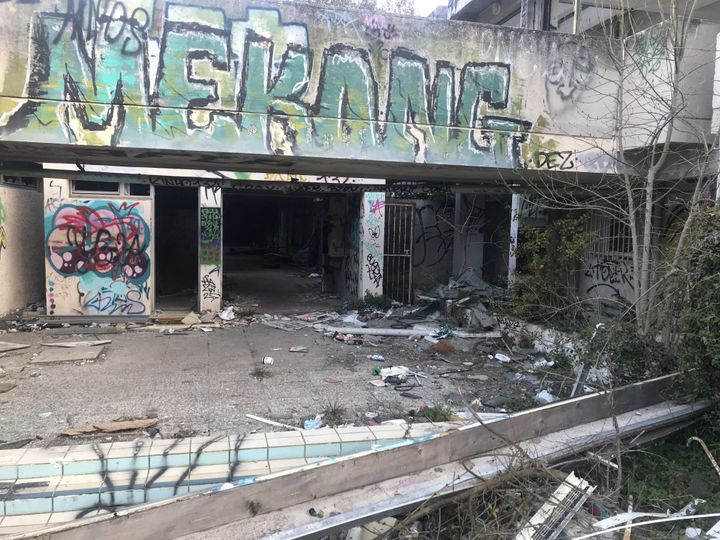 Des dépôts sauvages près de l'ancienne piscine de Luminy à Marseille (Bouches-du-Rhône), le 9 mars 2021. (LAURINE BENJEBRIA / RADIO FRANCE)