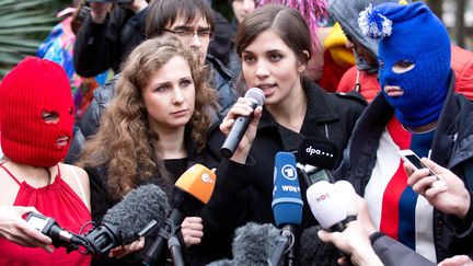 Deux membres des Pussy Riot, dont Maria Alekhina (à gauche), ont été arrêtées après une manifestation en soutien à Oleg Sentsov, un réalisateur ukrainien qui purge actuellement une peine de 20 ans de prison pour "terrorisme".
 (CHRISTIAN CHARISIUS / DPA)