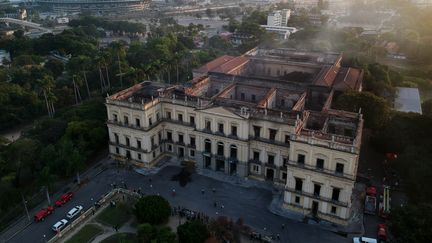 Le Musée national de Rio de Janeiro (Brésil), le 3 septembre 2018 au lendemain de l'incendie. (MAURO PIMENTEL / AFP)