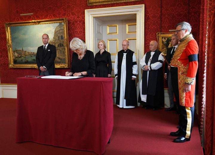 La reine consort Camilla (à gauche), et le comte-maréchal Edward Fitzalan-Howard (à droite), le 10 septembre 2022 à Londres (Royaume-Uni).&nbsp; (KIRSTY O'CONNOR / POOL / AFP)