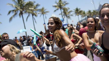 Des danseuses et fêtardes sur la plage d'Ipanema, déjà dans une ambiance de carnaval, le 19 février 2017 à Rio
 (Silvia Izquierdo / AP / Sipa)