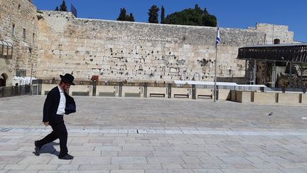 Les accès et le parvis du mur des lamentations, à Jérusalem, sont très surveillés. (FRÉDÉRIC MÉTÉZEAU / RADIO FRANCE)