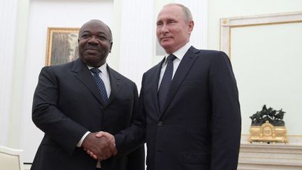 Le président russe, Vladimir Poutine, serre la main du président gabonais, Ali Bongo Ondimba, lors de leur rencontre au Kremlin à Moscou le 15 juillet 2018.  (Alexei Druzhinin/Sputnik/AFP)