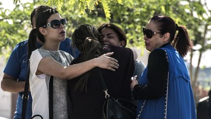 Des proches des passagers du vol&nbsp;MS804 d'EgyptAir,&nbsp;jeudi 19 mai 2016 au Caire. (KHALED DESOUKI / AFP)