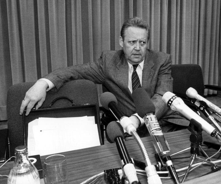 Günter Schabowski, porte-parole du politburo du SED, lors de la conférence de presse du 9 novembre 1989, à Berlin-Est (ex-RDA). (DPA / AFP)