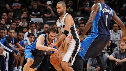 Tony Parker en défense agressive sur l'Espagnol de Dallas, Jose Calderon