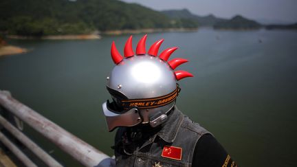 Un motard fait une pause lors du rallye annuel des Harley Davidson &agrave; Qian Dao (Chine), le 11 mai 2013. (CARLOS BARRIA / REUTERS)