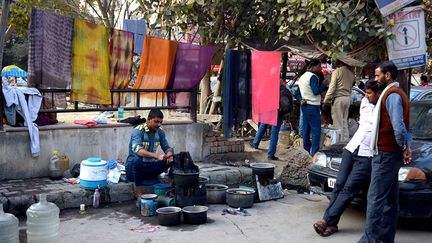 Daie vient du Rajasthan. Depuis deux ans, tous les matins, il installe ses petits pots de pigments de couleurs, ses casseroles et sort ses pinces à linge. Son métier, c’est de redonner des couleurs aux vêtements passés. Dix minutes à infuser dans l’eau bouillante, quelques cuillères de la couleur souhaitée et le tour est joué! En Inde, ce sont surtout des «dupatta» (ces longues écharpes portées par les femmes) qu’on fait customiser. Daie a une famille de 10 personnes à nourrir. Ce travail lui rapporte environ 40 euros par mois. Mais son  rêve est d’avoir son propre magasin de vêtements avec son frère Raju. (Amanda Jacquel)