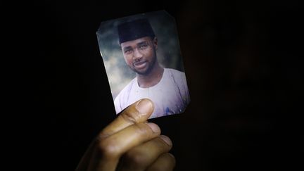 Une photo de Mubarak Bala, président de l'Association humaniste du Nigeria, présentée par son épouse Amina Ahmed à Abuja, le 11 mars 2021. (KOLA SULAIMON / AFP)