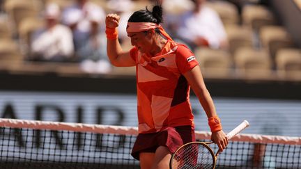 Ons Jabeur lors de sa victoire face à Bernarda Pera en huitièmes de finale de Roland-Garros, sur le court Philippe-Chatrier, à paris, le 5 juin 2023. (THOMAS SAMSON / AFP)