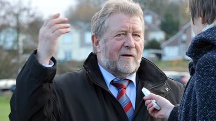 Le d&eacute;put&eacute;-maire de Li&eacute;vin (Pas-de-Calais) r&eacute;pond aux questions d'un journaliste, le 9 d&eacute;cembre 2011 &agrave; Li&eacute;vin. (PHILIPPE HUGUEN / AFP PHOTO)