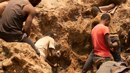 Mineurs de cobalt près de Kolwesi, le 12 octobre 2023. (JUNIOR KANNAH / AFP)