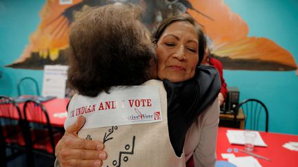 &nbsp;Elle&nbsp;est l'une des deux premières Amérindiennes élues au Congrès. La candidate démocrate Deb Haaland, encouragée par une supportrice, à Albuquerque (Nouveau Mexique), le 6 novembre 2018. (BRIAN SNYDER / REUTERS)