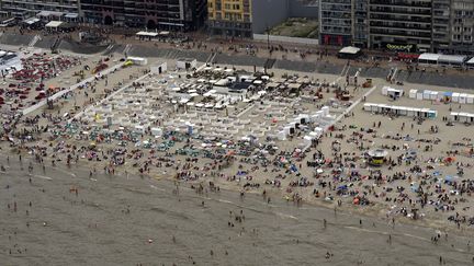 Une vue aérienne de la plage de&nbsp;Blankenberge, le 8 août 2020, en Belgique.&nbsp; (ERIC LALMAND / BELGA MAG / AFP)