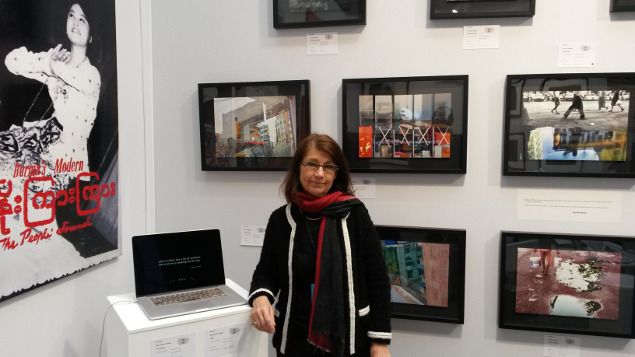 &nbsp; (Marie-Pierre Mol devant les oeuvres de Phyu Mon, artiste birmaneà Art Paris © Emmanuel Langlois / Radio France)