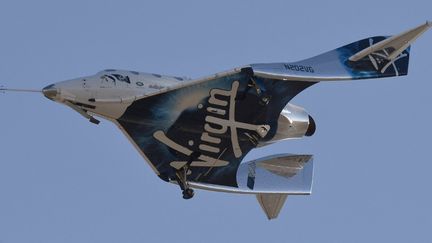 Sur cette photo prise le 13 décembre 2018, le VSS Unity de Virgin Galactic se pose après son vol d'essai suborbital à Mojave, en Californie. (GENE BLEVINS / AFP)