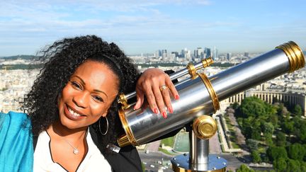 Laura Flessel pose à la Tour Eiffel, à Paris, lors du quatrième jour de visite de la Commission d'évaluation du CIO, le 16 mai 2017. (FRANCK FIFE / AFP)