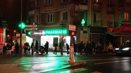 Une file d'attente devant le barnum de dépistage du Covid-19 d'une pharmacie à Paris, le 9 janvier 2022. (MYRIAM TIRLER / HANS LUCAS / AFP)