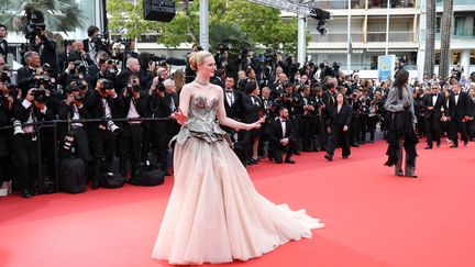 Elégance et grâce. La jeune actrice américaine Elle Fanning devant une cohorte de photographes avant sa montée des marches (VITTORIO ZUNINO CELOTTO / GETTY IMAGES EUROPE)