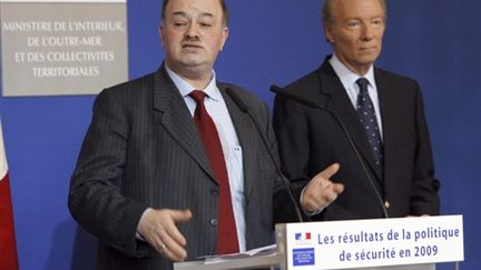 Alain Bauer et le ministre de l'Intérieur Brice Hortefeux (14 janvier 2010) (AFP/PATRICK KOVARIK)