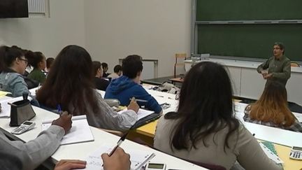 Jeudi 7 juillet, le gouvernement a annoncé une série de mesures visant à aider les étudiants, dont les images de détresse sociale avaient heurté pendant la crise sanitaire. (franceinfo)