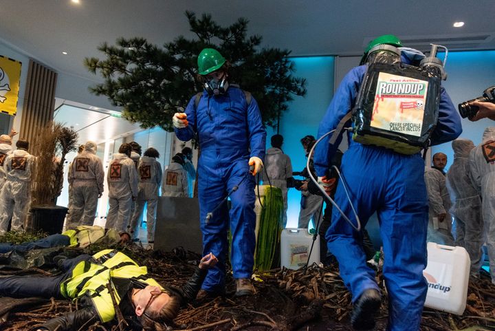 Des activistes de plusieurs associations et mouvements occupent&nbsp;le siège de Bayer à Paris, le 22 mai 2019. (SAMUEL BOIVIN / NURPHOTO / AFP)