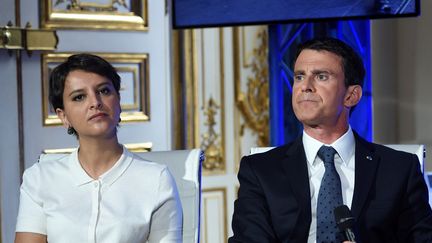 Najat Vallaud-Belkacem et Manuel Valls, le 9 mai 2016, à Paris.&nbsp; (ERIC FEFERBERG / AFP)